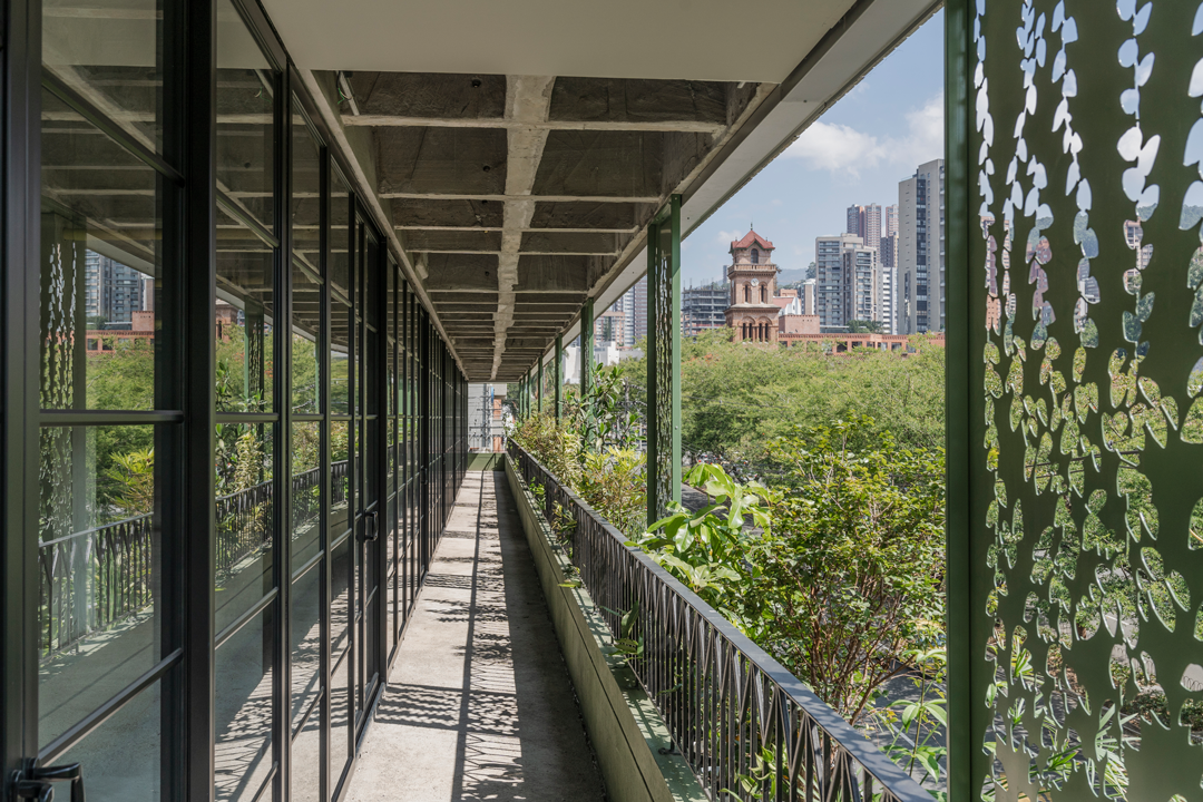 Begrünte Gebäudehülle des Projekts Antejardín in Medellín mit Fassaden- und Verschattungselementen